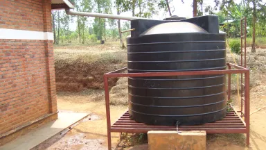 Rainwater tank at the side of a building - image courtesy of Wikimedia Commons